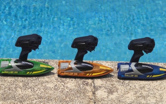 Ferngesteuerte Rennboote für Pool mieten